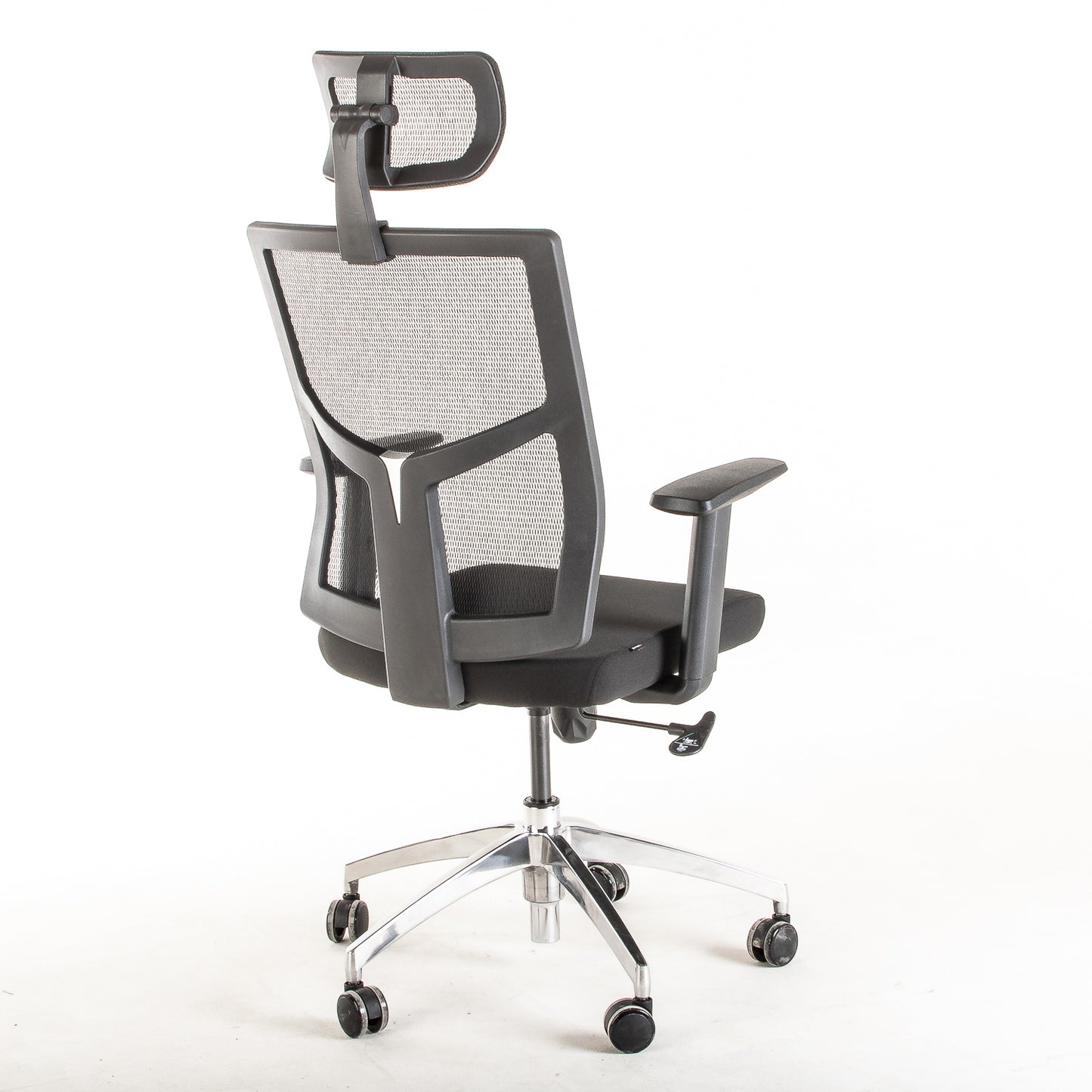 Silla operativa ergonómica reclinable con respaldo de malla BIT-1 con Cabecero vista escorso trasera.