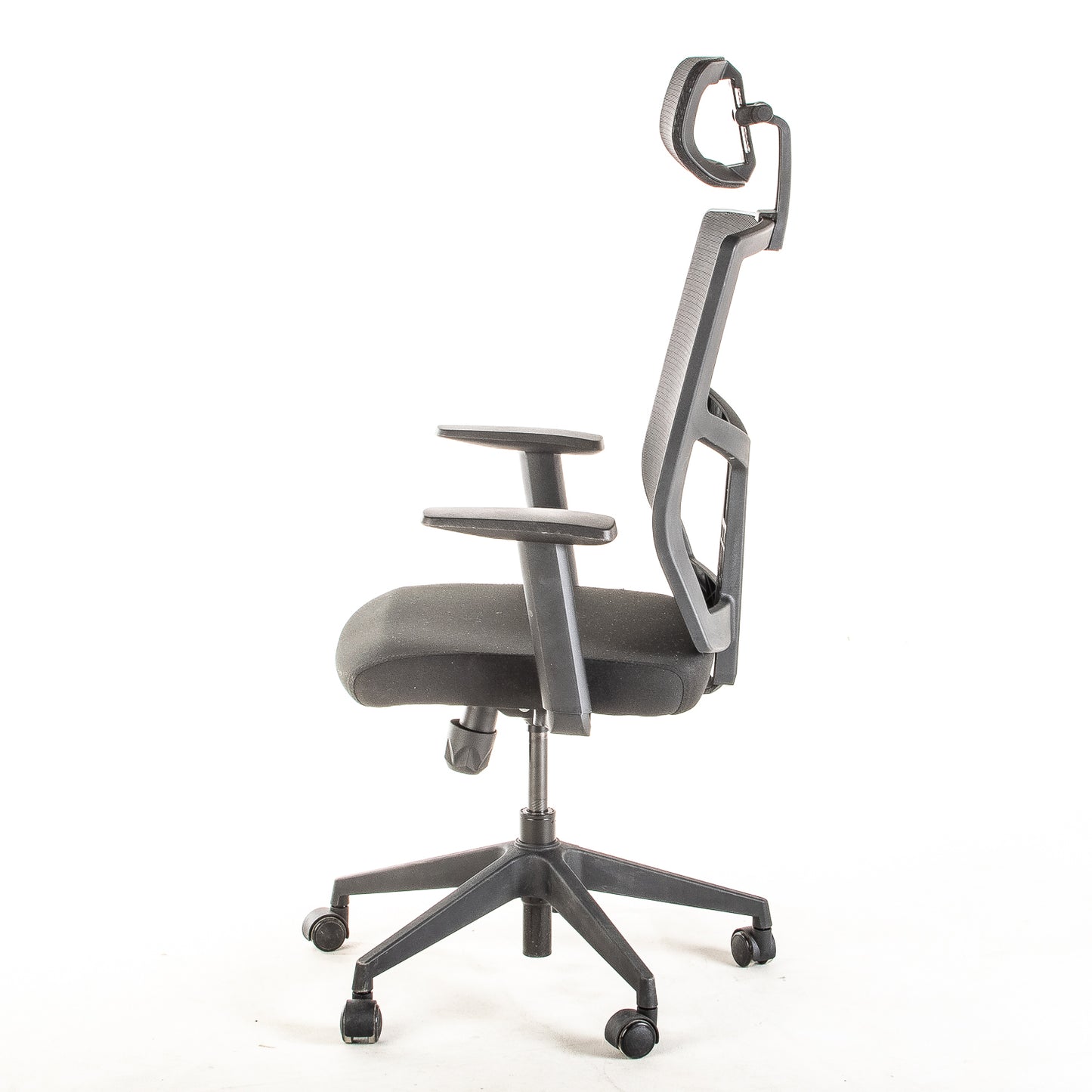 Silla operativa ergonómica reclinable con respaldo de malla BIT-2 con Cabecero vista lateral.