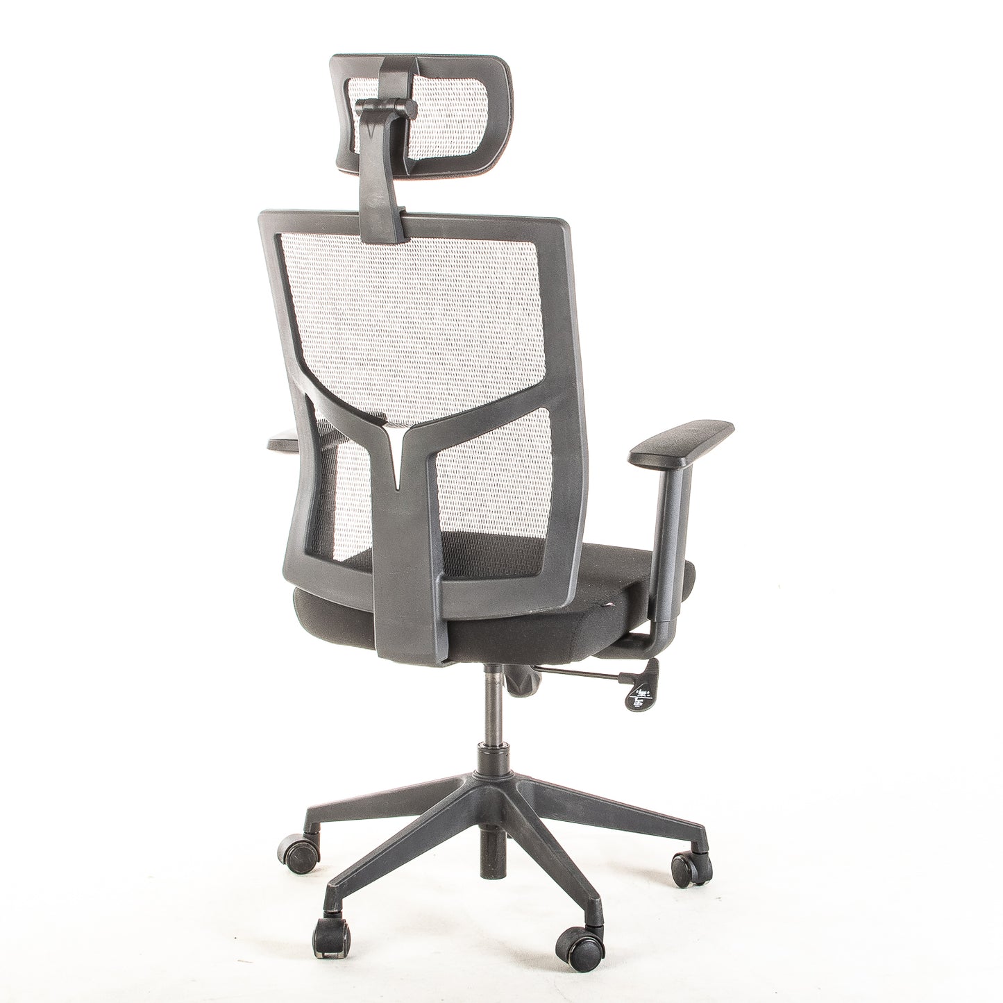 Silla operativa ergonómica reclinable con respaldo de malla BIT-2 con Cabecero vista escorso trasera.