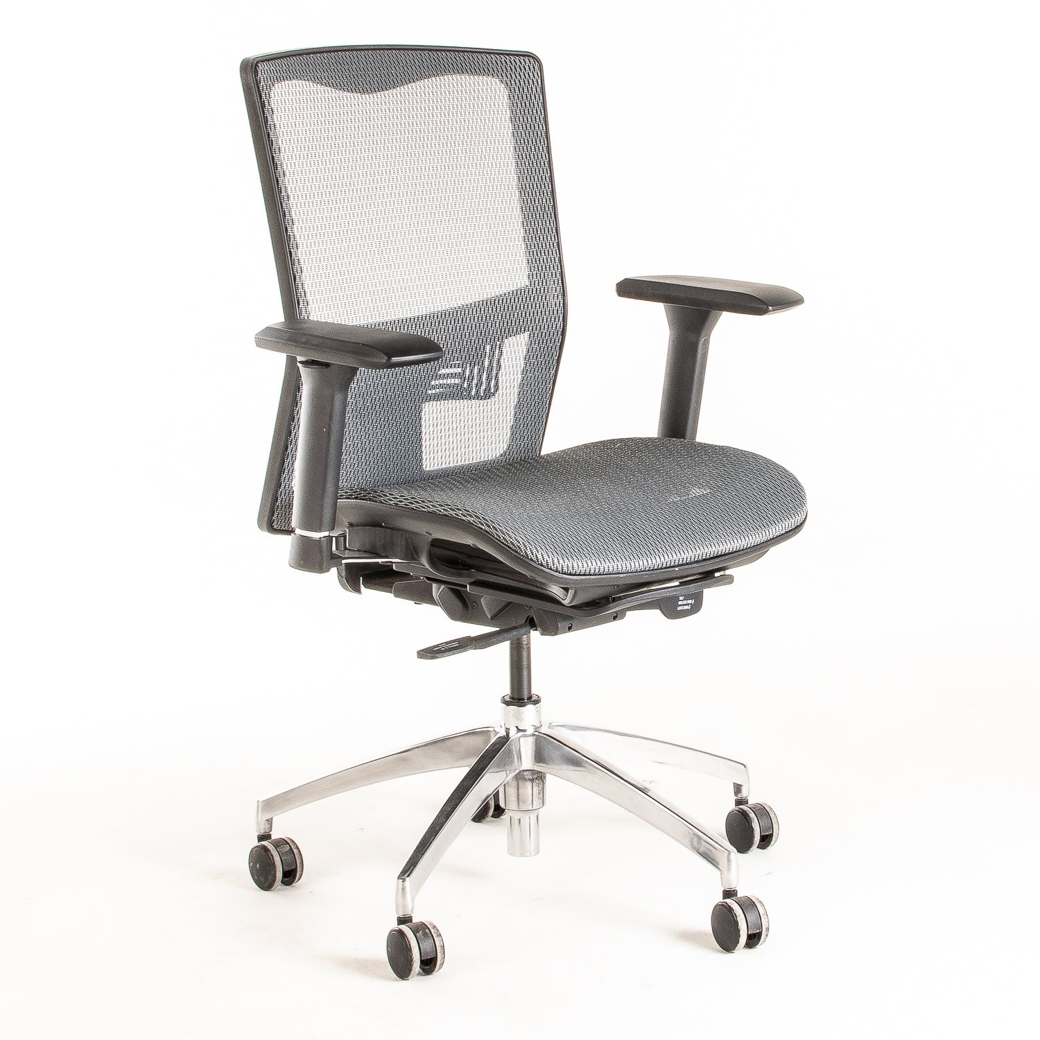 Silla ejecutiva ergonómica con respaldo de malla y apoyo lumbar Maska-X Sincrónica vista escorso