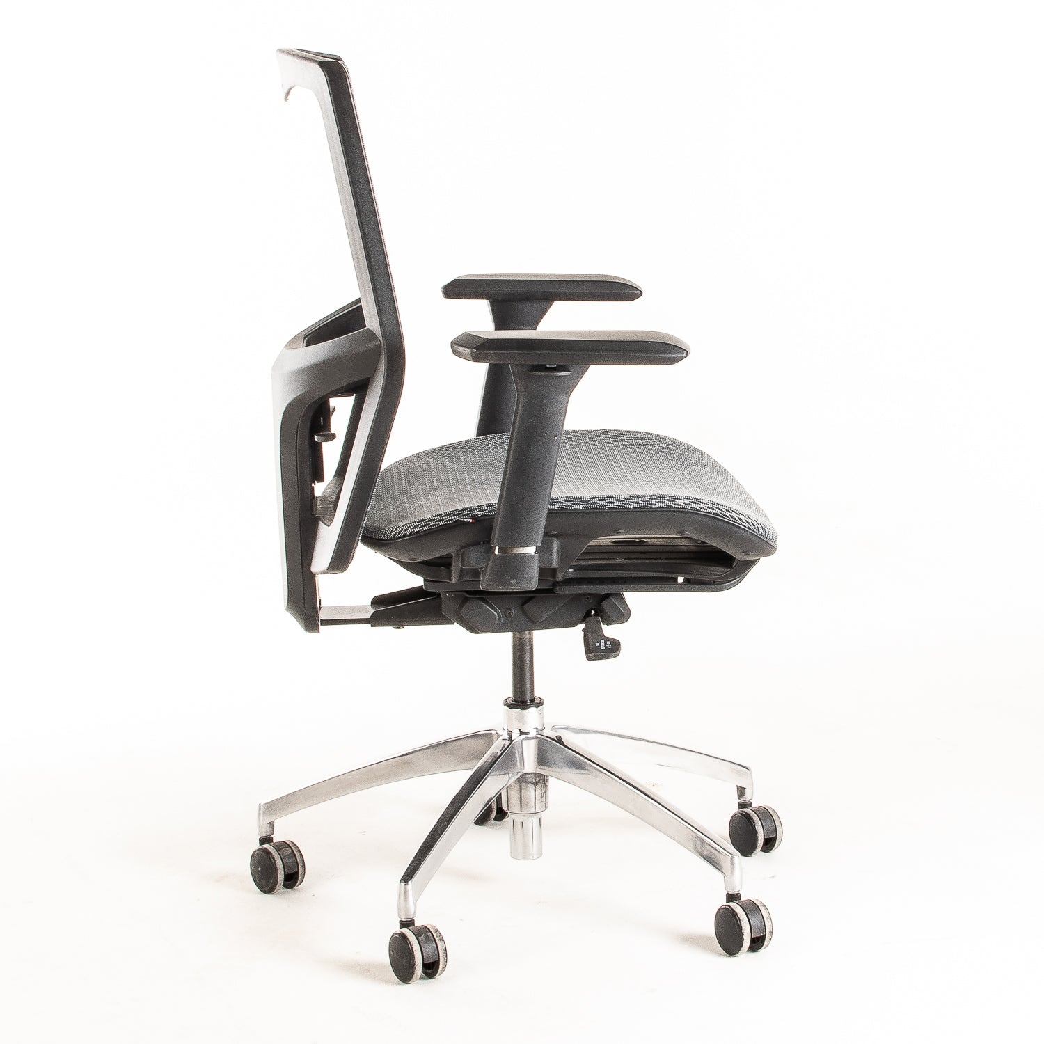 Silla ejecutiva ergonómica con respaldo de malla y apoyo lumbar Maska-X Sincrónica vista lateral