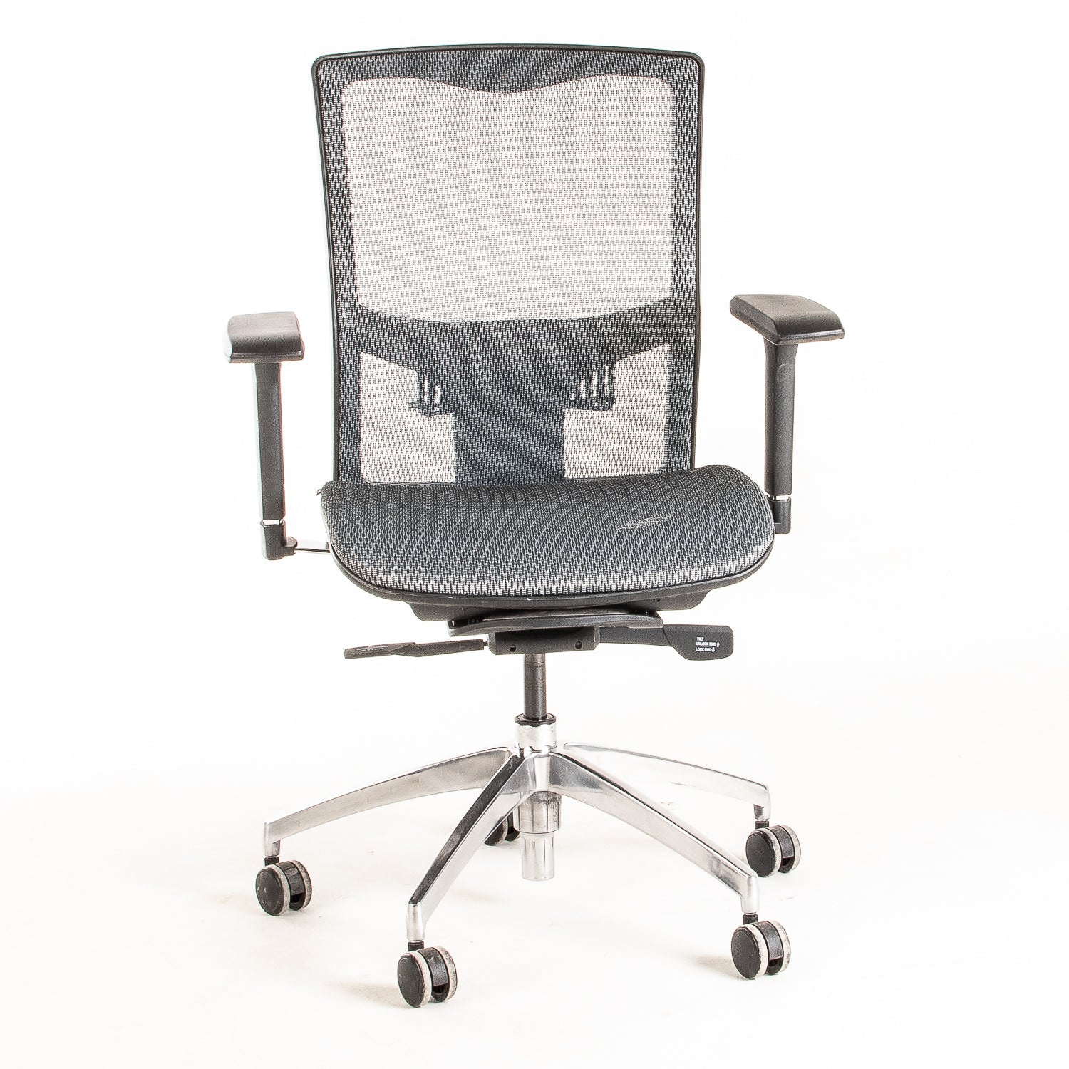 Silla ejecutiva ergonómica con respaldo de malla y apoyo lumbar Maska-X Sincrónica vista frontal