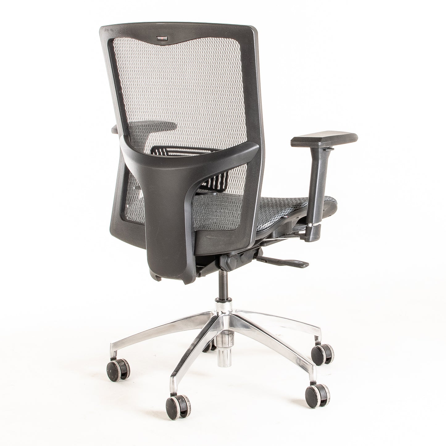 Silla ejecutiva ergonómica con respaldo de malla y apoyo lumbar Maska-X Sincrónica vista escorso trasera