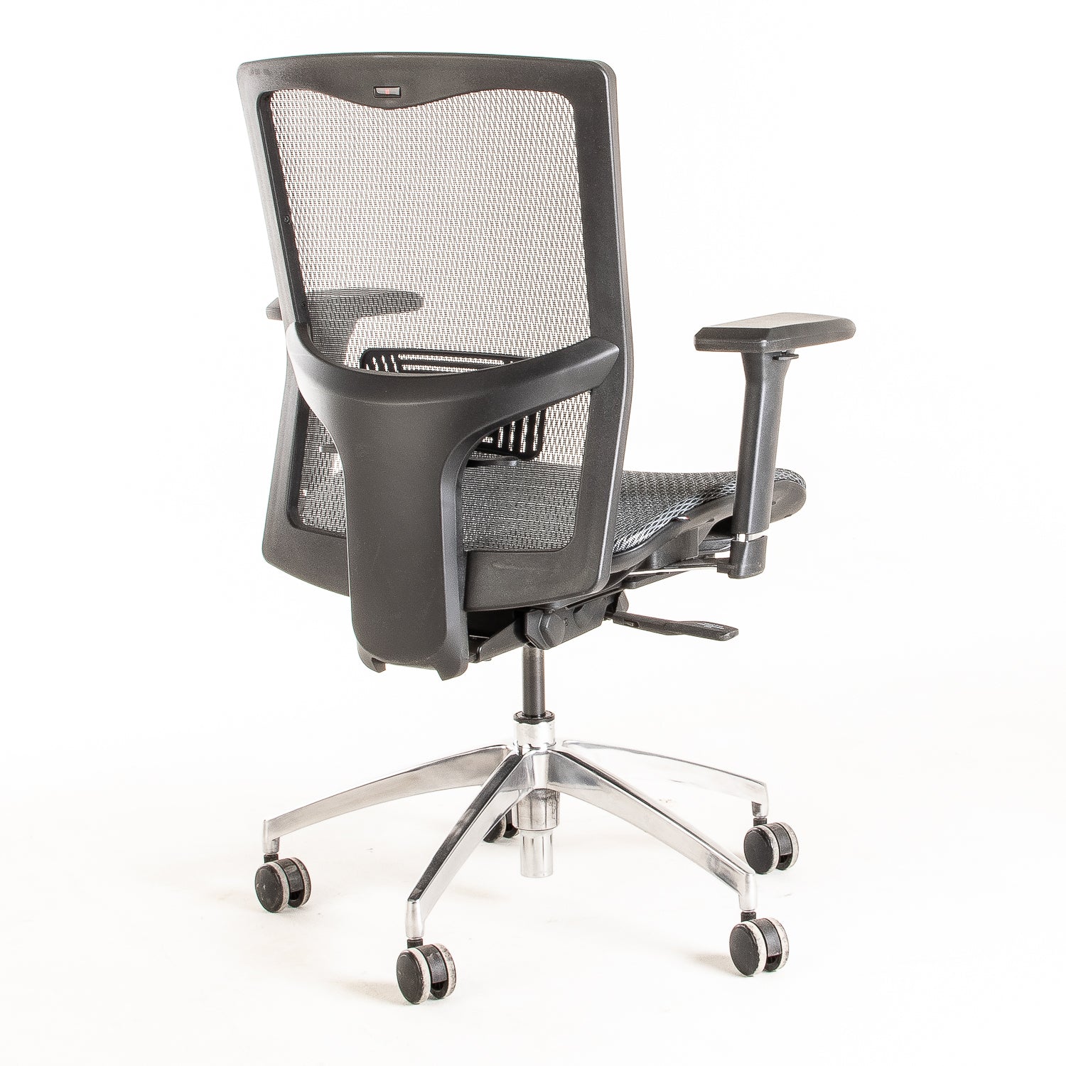 Silla ejecutiva ergonómica con respaldo de malla y apoyo lumbar Maska-X Sincrónica vista escorso trasera