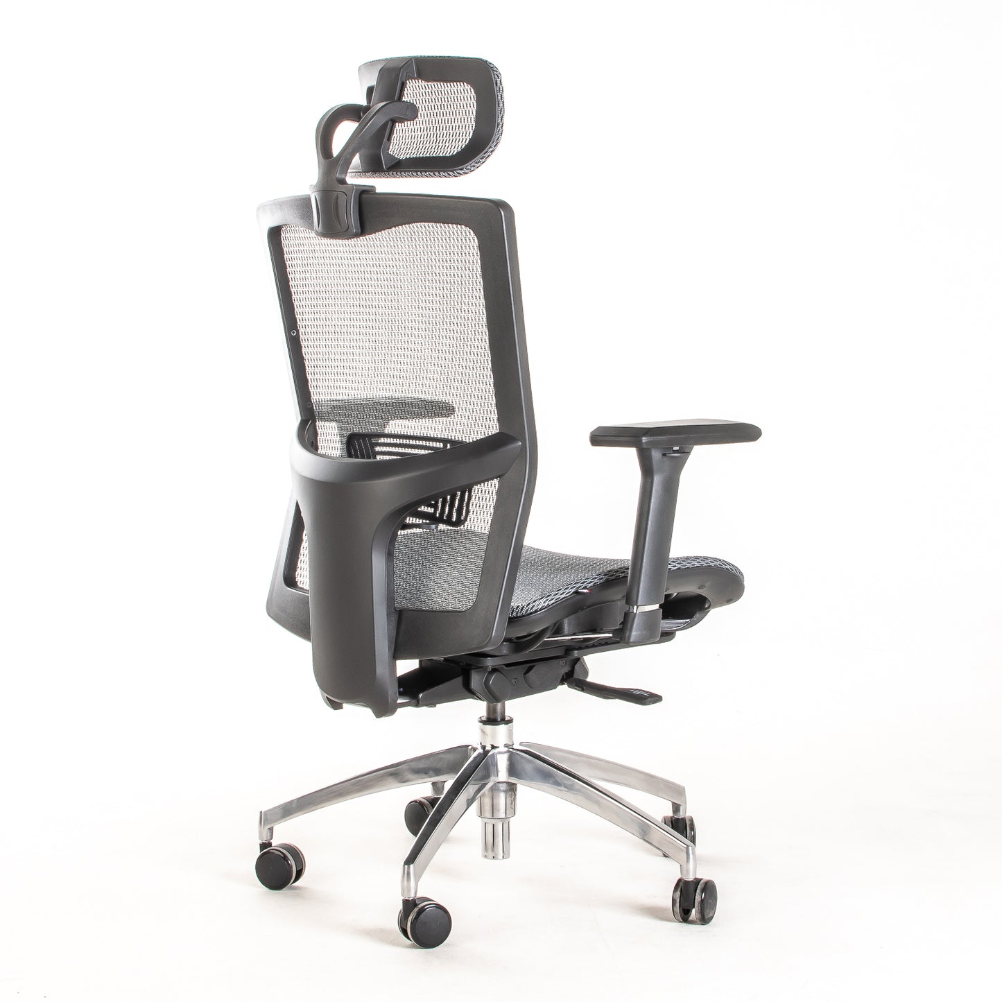 Silla ejecutiva ergonómica sincrónica con respaldo de malla y apoyo lumbar Maska-X con Cabecero vista escorso trasero derecho