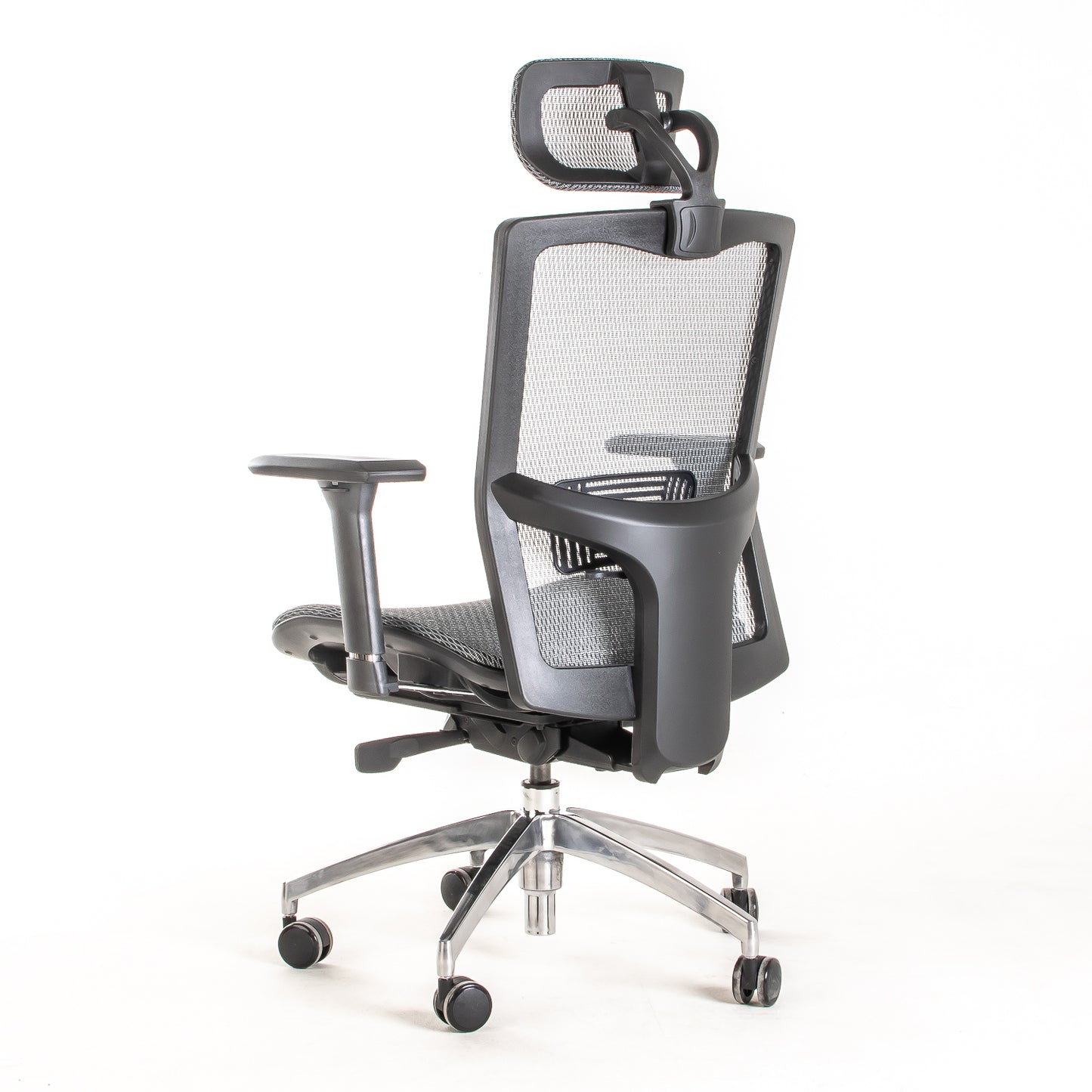 Silla ejecutiva ergonómica sincrónica con respaldo de malla y apoyo lumbar Maska-X con Cabecero vista escorso trasero izquierdo