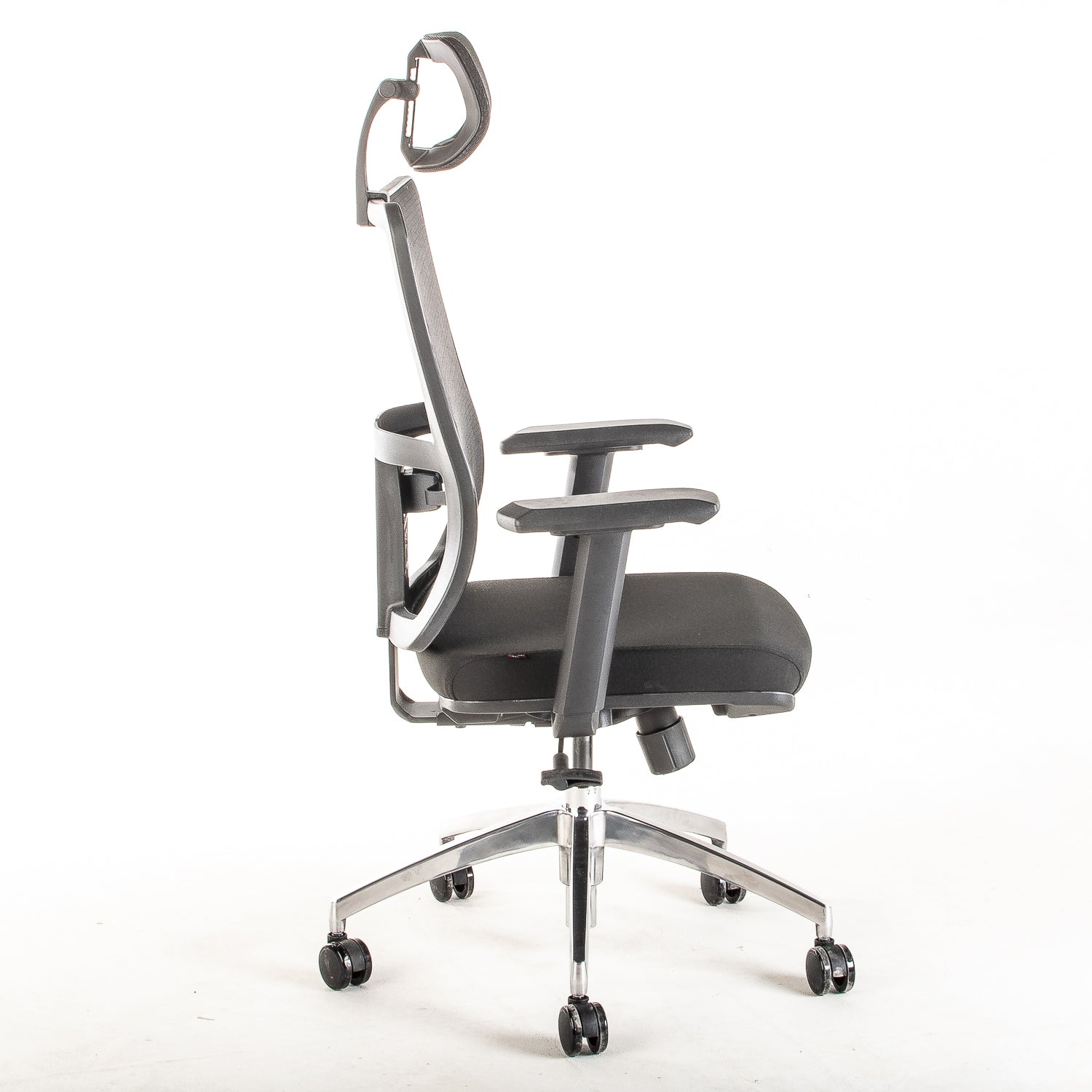 Silla ejecutiva ergonómica con respaldo de malla y apoyo lumbar STARK-1 Sincrónica con Cabecero vista lateral.
