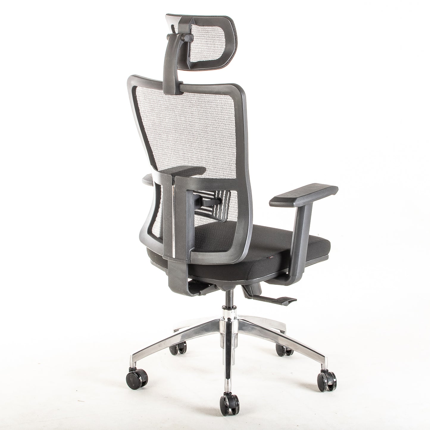 Silla ejecutiva ergonómica con respaldo de malla y apoyo lumbar STARK-1 Sincrónica con Cabecero vista escorso trasera.