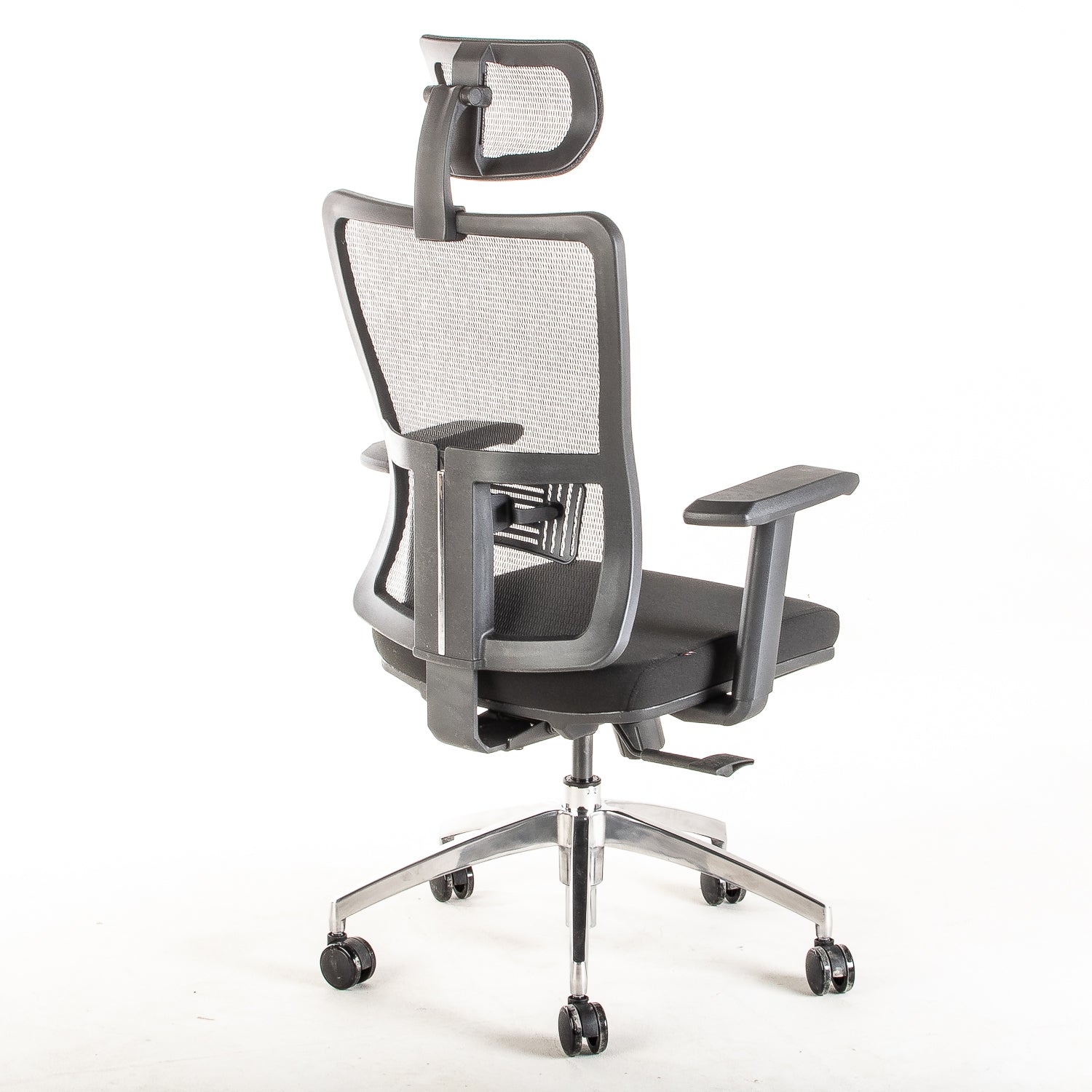 Silla ejecutiva ergonómica con respaldo de malla y apoyo lumbar STARK-1 Sincrónica con Cabecero vista escorso trasera.