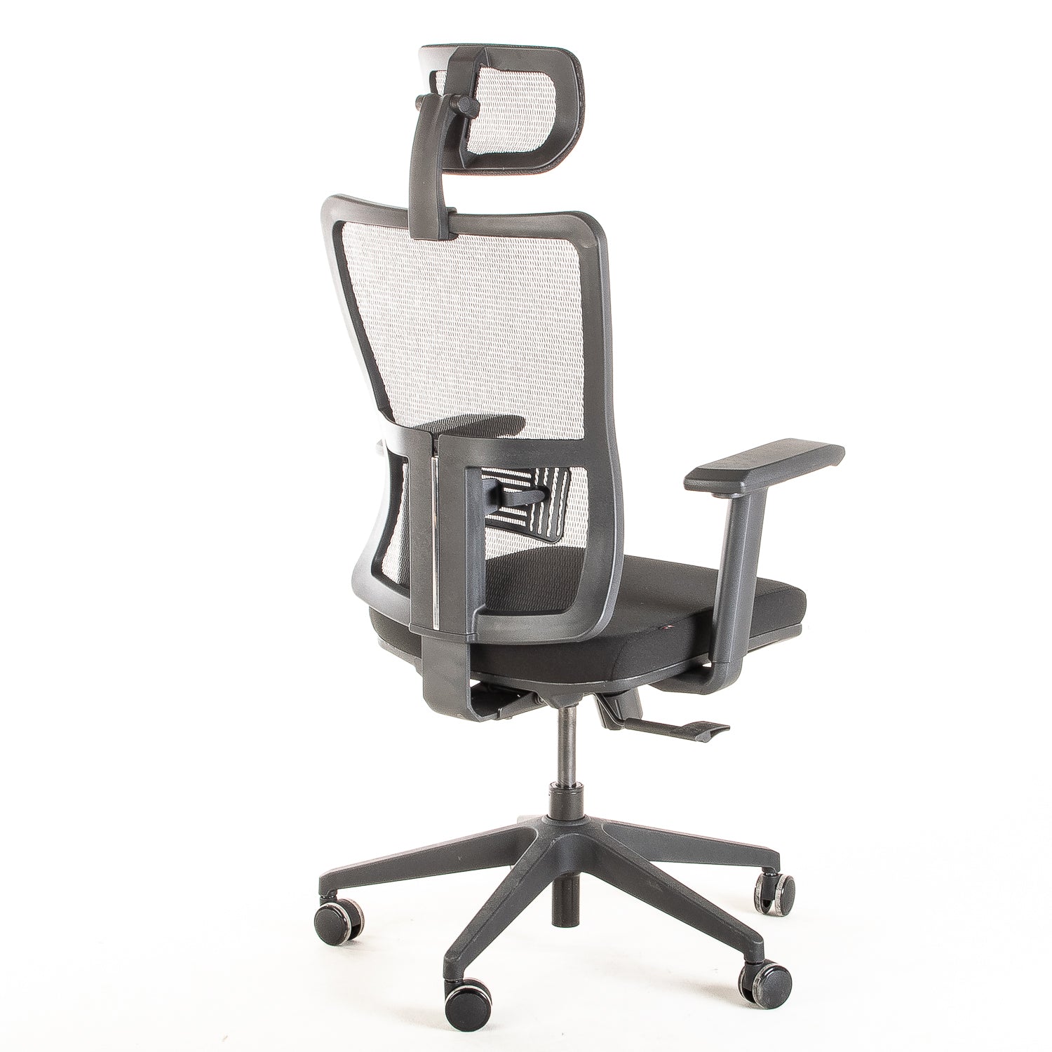 Silla ejecutiva ergonómica con respaldo de malla y apoyo lumbar STARK-2 Sincrónica con Cabecero vista trasera en escorso.